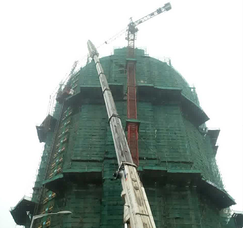 陕西吊车在工地上作业